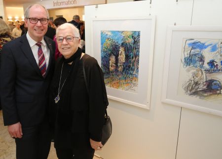 „Mit Farbe und Feder durch den Kreis Paderborn“: Landrat Manfred Müller und Künstlerin Edith Wulf bei der Ausstellungseröffnung (Foto: © Oliver Krato)